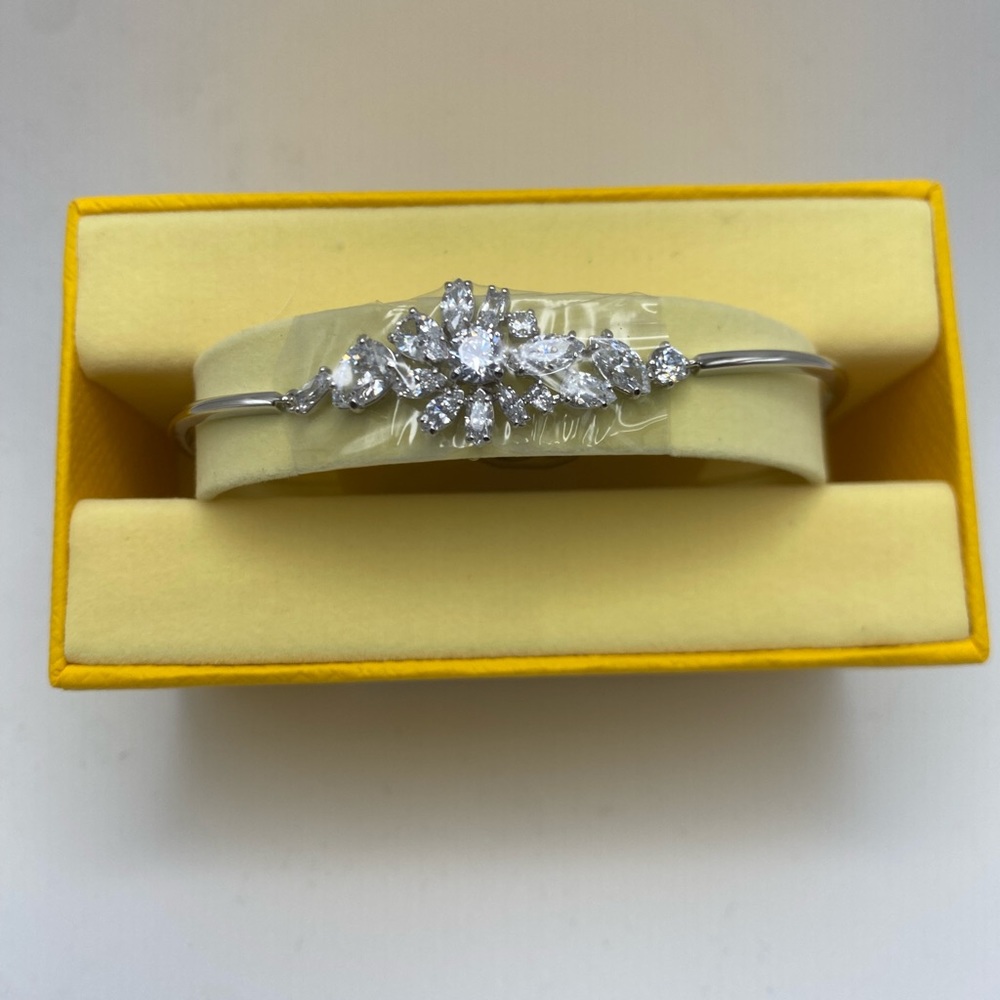 Swarovski Gema Bangle, Flower, White, Rhodium Plated 5644681